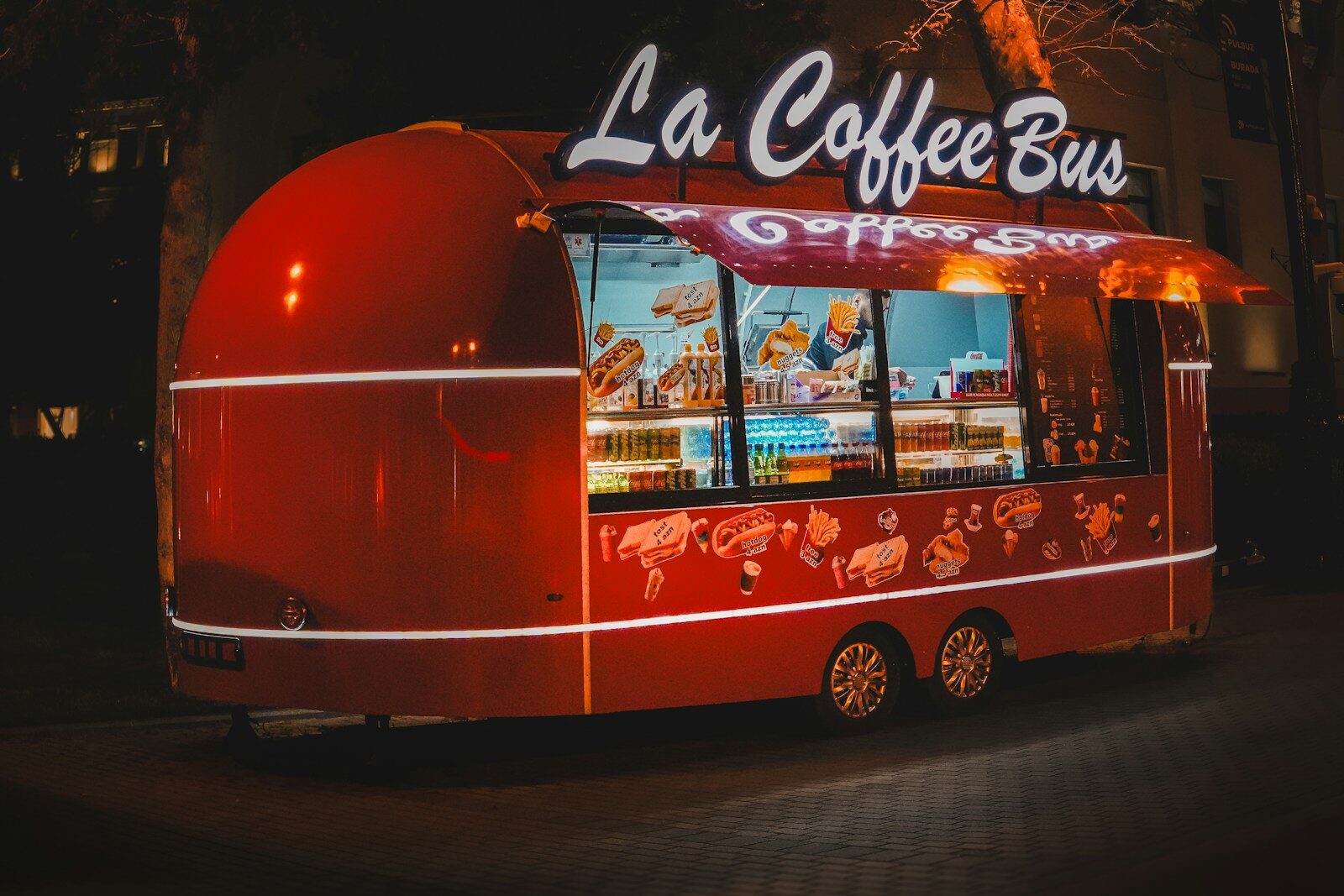Foodtruck Geschaeftsmodell DACH 2026: Wie ein Foodtruck funktioniert, was er kostet, welche Genehmigungen noetig sind, wie man erfolgreich betreibt und wie man vom Einzel-Truck zum mobilen Catering-Unternehmen waechst – Chancen, Risiken und Potential.