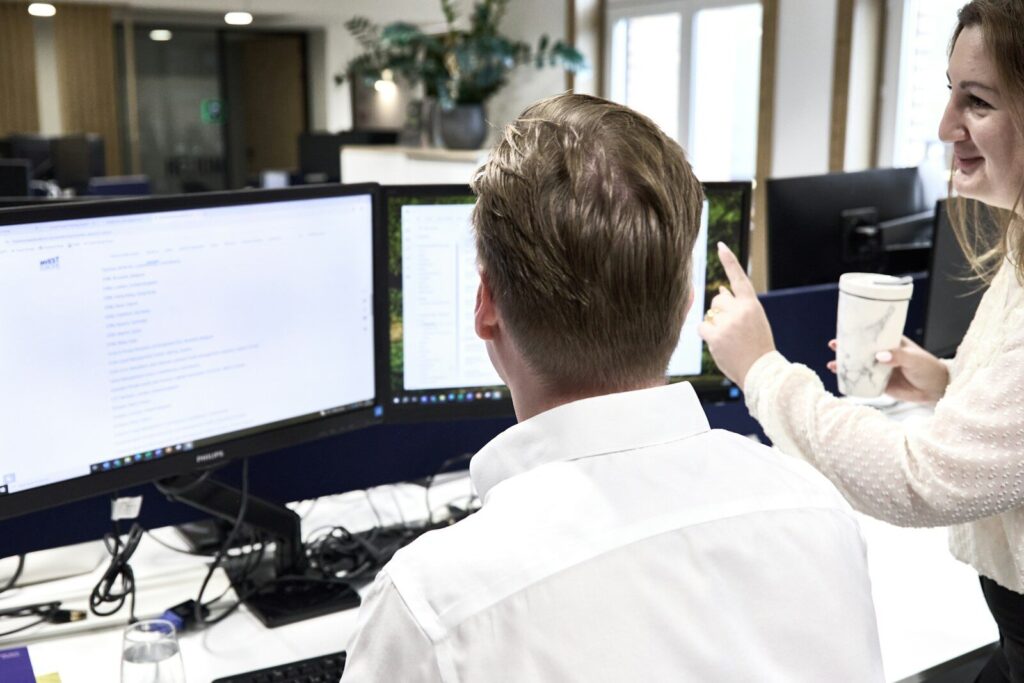 Betriebssoftware fuer Startups 2026: Was wirklich benoetigt wird, wie man teure Abonnementfallen vermeidet und warum die Wahl der Cloud-Infrastruktur ueber Datensouveraenitaet entscheidet Betriebssoftware Startup DACH 2026: Welche Tools wirklich benoetigt werden, wie man teure Vendor-Lock-ins wie HubSpot vermeidet, was der US Cloud Act bedeutet und wie man mit integrierten Plattformen wie Zoho One resistent und datensouveraen aufbaut.