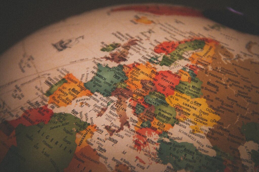Unternehmen gruenden: Im eigenen Land oder im Ausland? Der vollstaendige Entscheidungsleitfaden fuer Gruender aus Deutschland, Oesterreich und der Schweiz 2026 Unternehmen gruenden DACH vs Ausland 2026: Wann lohnt sich eine Gruendung in Deutschland, Oesterreich oder der Schweiz – und wann sind Estland mit e-Residency, Irland oder andere Laender sinnvoll? Chancen, Risiken und Empfehlungen fuer jeden Gruendertyp.