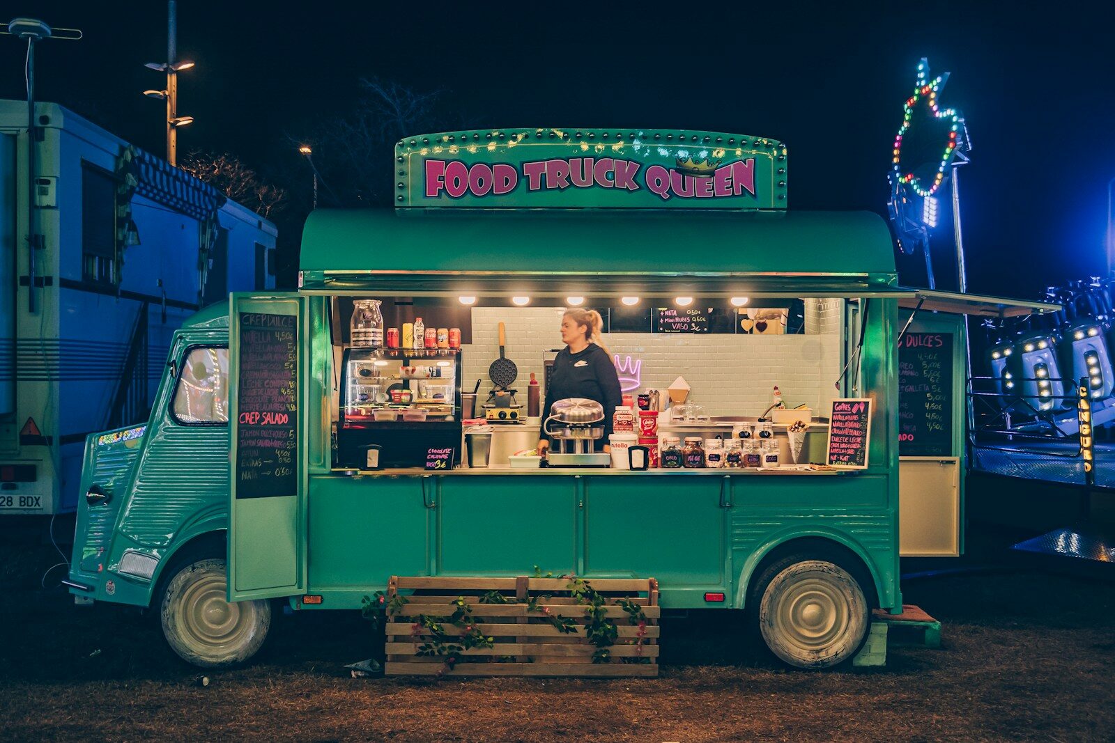 Foodtruck Geschaeftsmodell DACH 2026: Wie ein Foodtruck funktioniert, was er kostet, welche Genehmigungen noetig sind, wie man erfolgreich betreibt und wie man vom Einzel-Truck zum mobilen Catering-Unternehmen waechst – Chancen, Risiken und Potential.