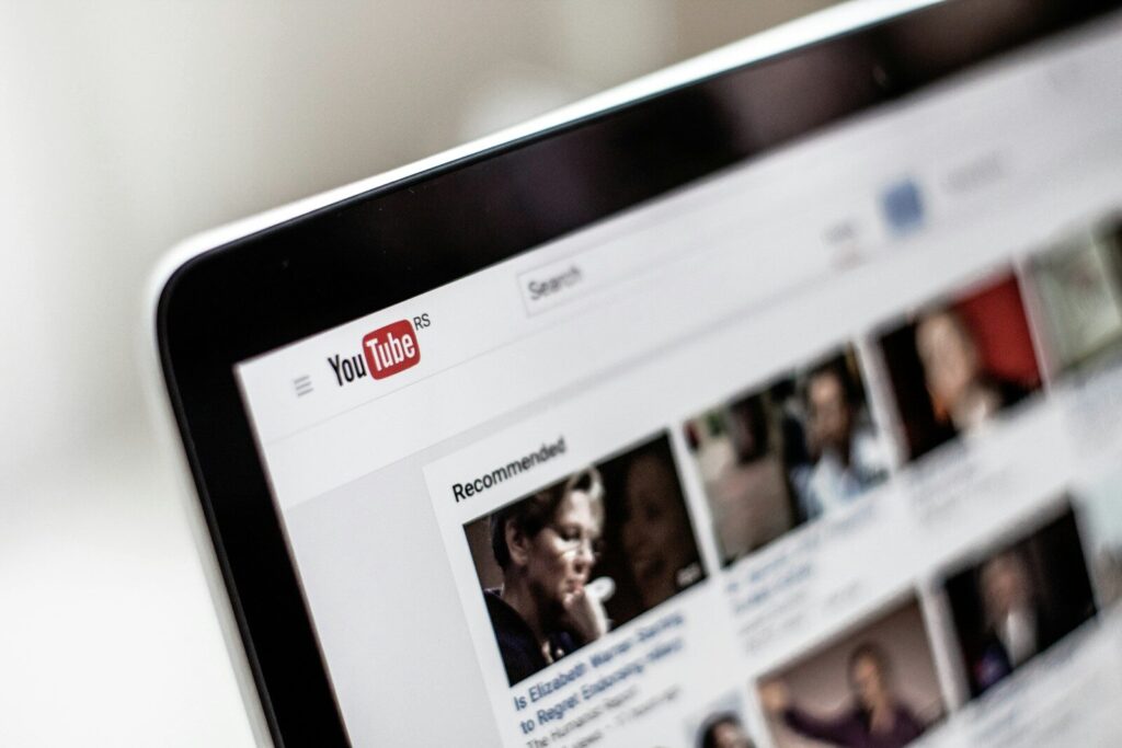 YouTube-Kanal kaufen 2026: Was Unternehmer und Entscheider im DACH-Raum über Bewertung, Due Diligence, Monetarisierung und rechtliche Aspekte wissen müssen. Umfassender Leitfaden mit Checkliste.