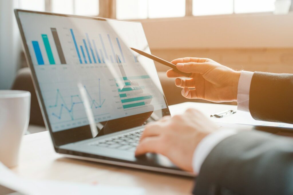 Online Business skalieren: Wachstumsstrategien, digitales Marketing und Langfriststrategie fuer Unternehmer im DACH-Raum 2026 Das Online Business ist gegruendet, die ersten Kunden sind gewonnen, erste Einnahmen fliessen. Was jetzt? Dieser Moment – nach dem Erststart, aber noch weit vor dem stabilen, skalierbaren Betrieb – ist fuer viele Gruender die schwierigste Phase. Die anfaengliche Energie des Starts ist aufgebraucht. Die Routine des Wachstums muss aufgebaut werden, ohne dass ein klarer Meilenstein winkt. Wachstum in Online Businesses ist kein Zufall und kein Glueck. Es ist das Ergebnis systematischer Arbeit an den richtigen Hebeln zur richtigen Zeit. Welche Hebel das sind, haengt vom Geschaeftsmodell, der Wachstumsphase und den verfuegbaren Ressourcen ab. Ein Solopreneur im zweiten Geschaeftsjahr braucht andere Strategien als ein E-Commerce-Team mit 10 Mitarbeitern im dritten Jahr. Dieser dritte und abschliessende Artikel der Serie konzentriert sich auf das, was nach dem Start kommt: die Wachstumsstrategien, Marketingkanaele und Langfristperspektiven, die den Unterschied zwischen einem stagnierendem Hobby-Business und einem wachsenden, wertvollen Unternehmen ausmachen. Hauptteil Die fundamentale Wachstumslogik: Akquisition, Retention, Expansion Jedes Online Business wachst durch drei Grundmechanismen. Akquisition bedeutet neue Kunden gewinnen. Retention bedeutet bestehende Kunden halten. Expansion bedeutet mehr aus bestehenden Kunden herausholen (Upselling, Cross-Selling, Preiserhoehung). Ein haeufiger Fehler: Gruender konzentrieren sich fast ausschliesslich auf Akquisition – mehr Leads, mehr Trafficm mehr Neukunden. Dabei ist Retention oft die wirtschaftlich attraktivere Investition. Einen bestehenden Kunden zu halten kostet 5 bis 7 Mal weniger als einen neuen zu gewinnen. Und ein treuer Stammkunde kauft mehr, empfiehlt weiter und ist resistenter gegen Konkurrenz. Im DACH-Markt, wo Vertrauen eine besonders hohe kulturelle Bedeutung hat, ist Kundenbindung noch wichtiger als in anderen Kulturen. Organisches Wachstum durch SEO und Content Marketing Search Engine Optimization (SEO) ist der maeachtigste organische Wachstumsmotor fuer Online Businesses im DACH-Markt. Wer fuer relevante Suchanfragen in Google weit oben erscheint, empfaengt Kunden, die aktiv nach einer Loesung suchen – ein Traffic-Kanal ohne laufende Werbekosten. Fuer DACH-Online-Businesses ist deutschsprachige SEO-Optimierung besonders attraktiv: Weniger Konkurrenz als im Englischen, praezisere Zielgruppe und ein lokaler Vertrauensbonus. Grundlagen der SEO-Strategie fuer Online Businesses: Keyword-Recherche (mit Tools wie Sistrix fuer DACH, Ahrefs oder SEMrush) identifiziert, welche Begriffe Ihre Zielgruppe sucht. Onpage-Optimierung stellt sicher, dass Ihre Seiten technisch einwandfrei, schnell und inhaltlich tief sind. Backlink-Aufbau (Verlinkungen von anderen Websites auf Ihre) staerkt Ihre Domain-Autoritaet. Lokale SEO ist besonders relevant fuer Unternehmen mit regionalem Bezug. Content Marketing ergaenzt SEO: Regelmaessig publizierte, tiefe und hilfreiche Inhalte (Blog-Artikel, Guides, Videos) bauen ueber Zeit ein organisches Publikum auf. Der Schluessel: Qualitaet und Relevanz fuer eine klar definierte Zielgruppe sind wichtiger als Volumen. Ein sehr guter Artikel pro Monat uebertrifft zehn oberflaechliche. E-Mail Marketing: Der rentabelste digitale Marketing-Kanal E-Mail Marketing hat den hoechsten Return on Investment aller digitalen Marketing-Kanaele: Studien zeigen ROI-Werte von 30 bis 40 EUR pro investiertem Euro. Fuer DACH-Online-Businesses ist E-Mail noch attraktiver als in vielen anderen Maerkten, weil DACH-Konsumenten E-Mail als primaeren Information- und Beziehungskanal schaetzen. Die Grundstrategien fuer wirksames E-Mail Marketing: Liste mit hochwertigem Opt-in-Anreiz aufbauen (kostenloses Guide, Checkliste, Mini-Kurs oder Discount als Anreiz zur Anmeldung). Willkommensserie als erste Beziehungsaufbausequenz (3 bis 5 E-Mails, die neuen Abonnenten erklaeren, wer Sie sind, was Sie bieten und wie Sie helfen koennen). Regelmaessige Newsletter, die Wert liefern (Insights, Tips, Branchenneuigkeiten) und nicht nur verkaufen. Segmentierung (nach Kaufhistorie, Interessen oder Phase im Kundenprozess) ermoglicht personalisiertere Kommunikation. Automated Sequences fuer spezifische Trigger (nach Kauf, nach Inaktivitaet, nach Download eines spezifischen Contents). Bezahltes Marketing: Facebook Ads, Google Ads und Alternativen Bezahlte Werbung (Paid Advertising) bietet sofortige Reichweite – aber zu einem Preis. Der Hauptvorteil: Skalierbarkeit und Geschwindigkeit. Der Hauptnachteil: Wenn Sie die Werbung abschalten, stoppt der Traffic. Bezahltes Marketing sollte komplementaer zu organischen Kanaelen, nicht als Ersatz eingesetzt werden. Google Ads eignet sich besonders fuer Menschen, die aktiv nach einer Loesung suchen (High-Intent-Traffic). Fuer E-Commerce und Service-Businesses mit klar definierten Keywords ist Google Ads oft die erste Wahl fuer bezahlten Traffic. Meta Ads (Facebook und Instagram) eignet sich fuer die Ansprache von Personen, die noch nicht aktiv suchen, aber in die Zielgruppe passen (Interest-based Targeting). Gut geeignet fuer Bekanntheitssteigerung und Publikumsaufbau. LinkedIn Ads sind besonders relevant fuer B2B-Online-Businesses, die Entscheidungstraeger in Unternehmen ansprechen wollen – teurer als Meta, aber praeziser in der Zielgruppenansprache. Fuer DACH-Online-Businesses gilt: Beginnen Sie mit kleinen Testbudgets (100 bis 500 EUR), bevor Sie skalieren. Bezahlte Werbung funktioniert nur nachhaltig, wenn die Unit Economics stimmen – das heisst, wenn der Customer Acquisition Cost (CAC) deutlich unter dem Customer Lifetime Value (CLV) liegt. Social Media Strategisch nutzen: Ohne in der Aufmerksamkeitsfalle zu verschwinden Social Media ist fuer viele Online Businesses ein wichtiger Kanal – aber auch einer der zeitintensivsten und am schwersten messbaren. Die nuechterne Realitaet 2026: Organische Reichweite auf den meisten Plattformen ist eingeschraenkt. Nur LinkedIn, YouTube und (in Nischen) TikTok bieten noch nennenswertes organisches Wachstum fuer Business-Inhalte. Empfehlenswerte Social-Media-Strategie fuer DACH-Online-Businesses: Fokussieren Sie sich auf einen oder maximal zwei Plattformen, die Ihre Zielgruppe tatsaechlich nutzt. Fuer B2B: LinkedIn ist Pflicht. Fuer Consumer-B2C: Instagram oder TikTok je nach Zielgruppe. Fuer wissensschwere Inhalte: YouTube (langlebige Inhalte, guter SEO-Effekt). Nutzen Sie Social Media als Eingangstor, nicht als Ziel: Das Ziel ist, Social-Media-Follower in E-Mail-Abonnenten oder direkte Kunden zu konvertieren, nicht Follower-Zahlen zu maximieren. Frequenz und Konistenz schlagen Perfektion: Ein Post pro Woche, der konsistent ueber ein Jahr veroeffentlicht wird, ist wertvoller als ein viraler Beitrag und dann Schweigen. Das Produkt-Portfolio erweitern: Vom Single Product zum wertvollen Business Die meisten Online Businesses starten mit einem Produkt oder einer Dienstleistung. Langfristig kommt das Wachstum oft durch die Erweiterung des Portfolios: aufwaerts (hoeherwertiger Premium-Angebot fuer beste Kunden), abwaerts (niedrigschwelliger Einstieg fuer neue Kundengruppen) oder horizontal (Ergaenzungsprodukte fuer bestehende Kunden). Im Service-Business ist Productization eine besonders wirkungsvolle Strategie: Wiederkehrende Dienstleistungen werden in ein standardisiertes Paket mit klaren Deliverables, klarem Preis und klarem Prozess umgewandelt – das reduziert Verkaufsdauer, erlaubt Delegation und erhoeet die Margen. Im E-Commerce fuhren Produkterweiterungen (neue Varianten, Bundles, Komplementaerprodukte) und Cross-Selling an bestehende Kunden haeufig zu einem ueberproportionalen Umsatzwachstum bei unterdurchschnittlich steigenden Marketingkosten. Im Content- und Creator-Business ist die Produktleiter (von kostenlosen Inhalten zu bezahlten Newslettern, Online-Kursen, 1:1-Coachings und exklusiven Communities) ein bewaehrtes Wachstumsmodell. Automatisierung und KI als Wachstumshebel 2026 ist KI-gestuetzte Automatisierung kein Vorteil mehr fuer Frueheinsteiger, sondern Grundvoraussetzung fuer wettbewerbsfaehige Online Businesses. Konkrete Automatisierungsbereiche fuer Online Businesses: E-Mail-Marketing-Sequenzen (Willkommens-E-Mails, Follow-ups, Reaktivierungssequenzen), Kundenservice (FAQ-Chatbots, automatische Antworten auf Standardanfragen), Content-Produktion (KI-gestuetze Erstversionen von Blog-Artikeln, Social-Media-Texten, Produktbeschreibungen), Buchhaltung und Reporting (automatisierte Rechnungsstellung, KPI-Dashboards) sowie Social-Media-Scheduling (Tools wie Buffer, Hootsuite oder Publer). Wichtig: Automatisierung ersetzt nicht Kreativitaet und Strategie. Die effektivste Nutzung von KI und Automatisierung zielt darauf ab, routinemaessige, wiederholbare Aufgaben vom Menschen-Gehirn zu entlasten – damit mehr Zeit und Energie fuer strategische Entscheidungen, Kundenbeziehungen und kreative Entwicklung verbleiben. Die Langfriststrategie: Exit-Readiness und Unternehmensaufbau Das groesste Unterscheidungsmerkmal zwischen einem Online-Hobby und einem Online-Business ist die bewusste Planung der Langzeitstrategie. Fuer manche Gruender ist das Ziel ein Lebensunterhalt-sicherndes Solo-Business ohne Exit. Fuer andere ist das Ziel der Aufbau eines verkaufbaren Assets. Beide Ziele sind valide – aber sie erfordern unterschiedliche Entscheidungen von Anfang an. Ein Exit-faehiges Online Business braucht: dokumentierte Prozesse und SOPs, nicht personengebundenen Traffic und Umsatz, diversifizierte Einnahme- und Traffic-Quellen, saubere Finanzbuchhaltung mit nachvollziehbarem SDE oder EBITDA sowie eine eigene Marke, die unabhaengig vom Gruender existiert. Im DACH-Markt werden Online Businesses – je nach Geschaeftsmodell und Profitabilitaet – mit SDE-Multiplikatoren von 2 bis 5x bewertet (fuer E-Commerce und Content-Businesses) oder mit ARR-Multiplikatoren von 4 bis 10x (fuer SaaS). Wer sein Business von Anfang an mit Exit-Bewusstsein fuehrt, trifft bessere operative Entscheidungen – unabhaengig davon, ob er jemals tatsaechlich verkauft. FAQ – Haeufig gestellte Fragen 1. Welcher Marketing-Kanal bringt den schnellsten ROI fuer ein neues Online Business? Fuer eine unmittelbare Wirkung: Google Ads fuer High-Intent-Suchen (Menschen, die aktiv nach Ihrer Loesung suchen) und E-Mail-Marketing (wenn bereits eine kleine Liste vorhanden ist). Fuer nachhaltiges Wachstum ohne laufende Werbeausgaben: SEO und Content Marketing, die aber 6 bis 18 Monate brauchen, bis sie messbare Ergebnisse liefern. Die ideale Strategie kombiniert beides: bezahlte Kanaele fuer sofortigen Traffic und erste Kunden, organische Kanaele fuer langfristigen, kostenguenstigen Trafficaufbau. 2. Wie viel Budget sollte ich fuer Marketing einplanen? In der Fruehphase (Monate 1 bis 6): Investieren Sie primaer Zeit statt Geld. Netzwerken, Direktakquise, organische Social-Media-Praesenz und Referral-Marketing sind kostenguenstig und fuer den Einstieg effektiver als bezahlte Werbung. Sobald ein replizierbareres Produkt und erste Conversion-Daten vorhanden sind: 20 bis 30 Prozent des Umsatzes als Marketing-Budget ist im E-Commerce und SaaS-Bereich typisch. Fuer professionelle Service-Businesses oft weniger – hier ist Reputation und Empfehlung oft wichtiger als Paid Marketing. 3. Wie kann ich als Solo-Unternehmer skalieren, ohne ein Team einzustellen? Vier Hebelarten fuer Solo-Unternehmer: Erstens Produktisierung (Services in Pakete umwandeln, die weniger individuelle Zeit erfordern). Zweitens digitale Produkte (Kurse, E-Books, Templates, die einmal erstellt und beliebig oft verkauft werden). Drittens Automatisierung (E-Mail-Marketing, Kundenservice, Berichterstattung). Viertens Freelancer und Agenturen fuer spezifische Tasks (statt Vollzeit-Mitarbeiter). Ab einem Umsatz von 5.000 bis 8.000 EUR monatlich lohnt sich in der Regel die erste Freelancer-Zusammenarbeit. 4. Wann ist der richtige Zeitpunkt, in ein Online Business Vollzeit zu wechseln? Als grobe Faustregel: Wenn Ihr Online Business konsistent 70 bis 80 Prozent Ihres aktuellen Netto-Gehalts erwirtschaftet und dieser Trend mindestens 3 aufeinanderfolgenden Monate anhaelt, ist der Vollzeitwechsel realistisch planbar. Bereiten Sie sich auf 6 bis 12 Monate mit reduziertem Einkommen vor – und halten Sie einen entsprechenden Liquiditaetspuffer. Wechseln Sie nicht, wenn das Einkommen noch stark schwankt oder wenn keine klare Wachstumsdynamik sichtbar ist. 5. Was macht ein Online Business im DACH-Raum langfristig wertvoller? Wertsteigernde Faktoren in DACH-Online-Businesses sind: erstens wiederkehrendes Umsatz-Modell (Abonnements schlagen Einmalzahlungen in der Bewertung), zweitens Inhaberunabhaengigkeit (das Business laeuft ohne taeeglichen Einsatz des Gruenders), drittens diversifizierter Traffic (kein Einzelkanal-Risiko), viertens starke Marke und loyale Community (Kundenbeziehungen als immaterieller Wert) sowie fuenftens DSGVO-saubere Datenstruktur und Kundendaten-Eigentuemerschaft. Diese Faktoren erhoehen nicht nur den Exit-Wert, sondern machen das Business auch resilienter gegen Marktveraenderungen und Plattformabhaengigkeiten.