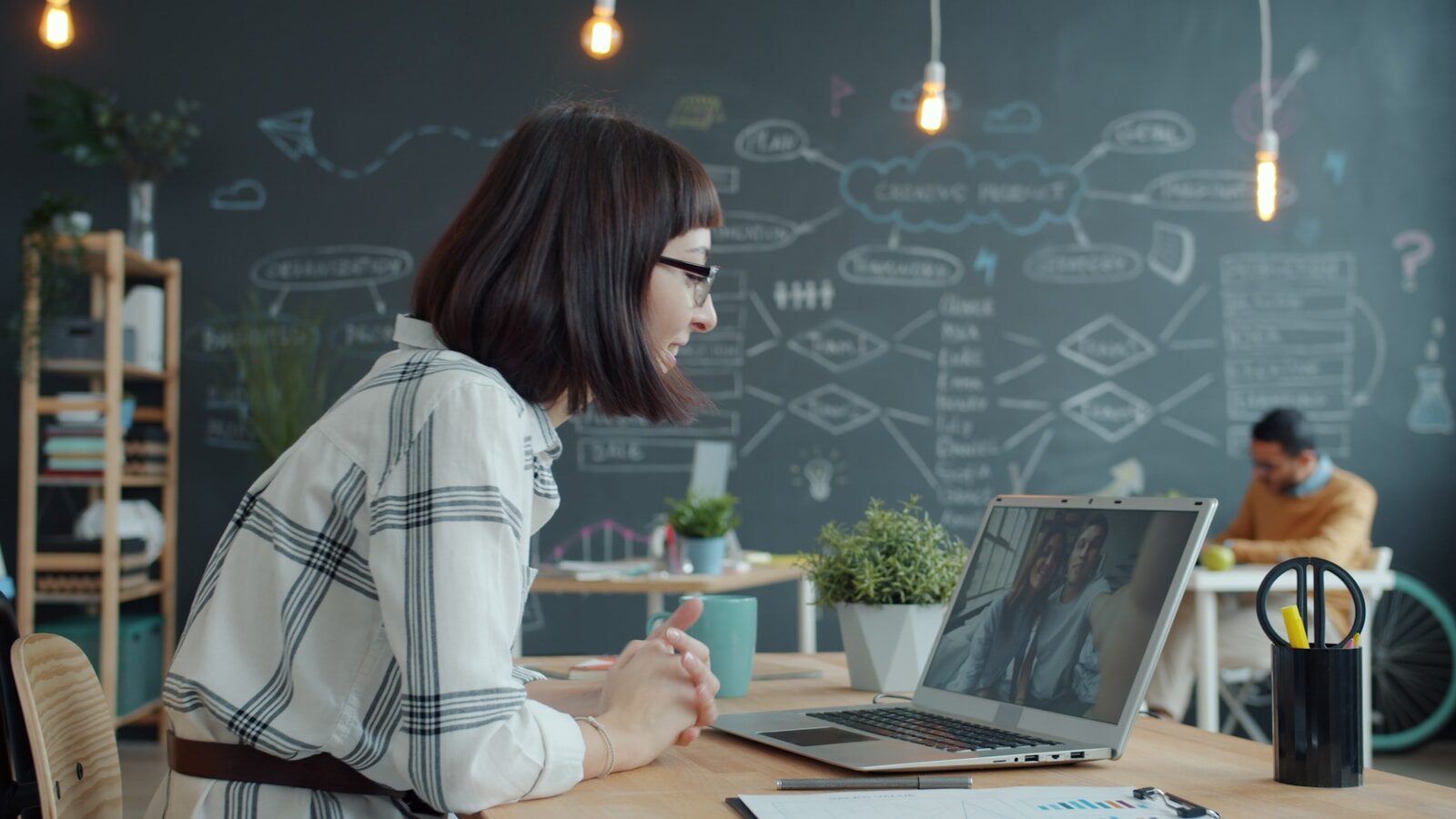 Die Frage klingt provokant: Kann man seinen nächsten Job kaufen statt bewerben? Die Antwort lautet: Ja – und für eine wachsende Zahl von Fachkräften, Managern und qualifizierten Berufseinsteigern im DACH-Raum ist genau das 2026 zu einer realen und attraktiven Option geworden. Der Kauf eines Online-Unternehmens als primäre Einkommensquelle ist kein Konzept für risikobereite Spekulanten. Es ist eine durchdachte, wirtschaftlich logische Alternative zum klassischen Angestelltenverhältnis – mit eigenen Chancen, eigenen Herausforderungen und einer völlig anderen psychologischen Dynamik. Wer diesen Schritt unvorbereitet geht, scheitert. Wer ihn strukturiert angeht, kann seine berufliche und finanzielle Situation fundamental verbessern. Dieser Artikel gibt Ihnen die ehrliche, ungeschminkte Antwort auf die Frage, was es bedeutet, ein Online-Unternehmen als 'Job-Ersatz' zu kaufen – was die Chancen sind, was die echten Herausforderungen sind, wie Sie es finanzieren und wie Sie die ersten Monate erfolgreich meistern. Hauptteil Was 'den Job kaufen' wirklich bedeutet – und was nicht Ein wichtiges Missverständnis muss von Anfang an ausgeräumt werden: Ein Online-Unternehmen zu kaufen, das Ihr Gehalt ersetzen soll, bedeutet nicht, passiv Geld zu verdienen. Es bedeutet, als Unternehmer zu arbeiten – mit allen Freiheiten und allen Verantwortlichkeiten, die das mit sich bringt. Was Sie beim Kauf eines etablierten Online-Unternehmens als Einkommensquelle erhalten: eine sofort funktionierende Cashflow-Maschine ohne monatelange Anlaufphase, ein etabliertes Geschäftsmodell mit bewiesener Marktfähigkeit, bestehende Prozesse und Systeme, die Sie übernehmen und optimieren können, sowie eine klare Ausgangsbasis für Ihren Selbstständigkeits-Start. Was Sie nicht erhalten: garantiertes Einkommen, einen Chef, der Ihnen sagt, was als Nächstes zu tun ist, Urlaubs- und Krankengeldansprüche sowie die soziale Einbettung in ein Team. Ein etabliertes Online-Unternehmen, das monatlich 3.000 bis 5.000 EUR Nettogewinn generiert, kann für eine Einzelperson in Deutschland ein auskömmliches Netto-Einkommen bedeuten – wenn die Unternehmensstruktur steuerlich optimiert ist und die Betriebskosten niedrig gehalten werden. Aber: Von diesem Nettogewinn müssen Sie auch Krankenversicherung, Altersvorsorge und Business-Investments bestreiten. Die realistische Selbsteinschätzung, wie viel Privatentnahme nach diesen Abzügen bleibt, ist entscheidend. Welche Art von Online-Unternehmen eignet sich als Job-Ersatz? Nicht jedes Online-Unternehmen ist als primäre Einkommensquelle geeignet. Entscheidend sind Stabilität des Cashflows, Betriebsaufwand und Skalierungspotenzial. Als Job-Ersatz besonders geeignet sind Content-Websites und Nischen-Blogs mit diversifizierten Einnahmen (Affiliate, Display, Sponsored Content) ab einem monatlichen Nettogewinn von 3.000 EUR, da sie oft weitgehend remote und zeitflexibel betrieben werden können. Service-basierte Online-Unternehmen wie SEO-Agenturen, Content-Dienste oder digitale Marketing-Agenturen sind ebenfalls geeignet, erfordern aber mehr persönliches Engagement und Kundenmanagement. SaaS-Produkte mit stabiler Kundenbasis und niedrigem Churn sind ideal, weil sie wiederkehrende Einnahmen generieren, technisch aber oft spezifisches Know-how erfordern. Mittelgroße E-Commerce-Shops mit etablierter Lieferkette und mindestens einem Mitarbeiter oder VA-Netzwerk funktionieren gut, sind aber operativ intensiver. Weniger geeignet als alleinige Einkommensquelle für Einsteiger sind kleine Projekte unter 1.500 EUR monatlichem Nettogewinn (zu geringer Buffer für Schwankungen), stark saisonale Unternehmen mit unregelmäßigem Cashflow sowie Unternehmen mit starker Inhaberabhängigkeit, die sofort Ihre volle Zeit erfordern, ohne die Möglichkeit, Prozesse zu delegieren. Die finanziellen Realitäten: Was bleibt am Ende übrig? Lassen Sie uns ein realistisches Zahlenbeispiel für Deutschland durchrechnen. Ein Online-Unternehmen generiert 4.000 EUR monatlichen Nettogewinn. Davon werden ca. 900 EUR für Krankenversicherung (GKV als Selbstständiger) abgezogen, 500 EUR für Altersvorsorge (Basis-Riester oder private Rentenversicherung), 200 EUR für Business-Investitionen (Tools, Weiterbildung, Software) sowie geschätzte Steuern (Einkommensteuer + Gewerbesteuer) abhängig von Strukturierung circa 600 bis 1.000 EUR monatlich effektiv. Das ergibt ein tatsächlich verfügbares Nettoeinkommen von circa 1.400 bis 1.800 EUR monatlich – in Deutschland für viele Lebensstile ein knapper Betrag. Diese Kalkulation verdeutlicht, warum ein höherer Ausgangswert wichtig ist: Erst ab circa 6.000 bis 8.000 EUR monatlichem Nettogewinn entsteht nach Abzug aller Pflichten ein komfortables Nettoeinkommen, das dem eines gut bezahlten Angestelltenverhältnisses entspricht. Das entspricht einem Kaufpreis von circa 180.000 bis 320.000 EUR – ein erhebliches Investment, das solides Eigenkapital erfordert. Finanzierungsoptionen für den Kauf Ihres nächsten 'Jobs' in Deutschland und Österreich Die häufigste Finanzierungsherausforderung: Das gewünschte Unternehmen kostet 100.000 bis 300.000 EUR, aber das verfügbare Eigenkapital reicht nicht vollständig aus. Welche Finanzierungsoptionen gibt es? Eigenkapital bleibt die sicherste Option – keine Schulden, keine Zinslast, maximale Handlungsfreiheit. Wer ausreichend Ersparnisse hat, sollte primär auf Eigenkapital setzen. Der KfW-Gründerkredit ist in Deutschland die bekannteste öffentliche Finanzierungsform für Unternehmensübernahmen. Der KfW-Unternehmerkredit oder ERP-Kapital sind ebenfalls relevant. In Österreich bieten Austria Wirtschaftsservice (aws) und die österreichischen Landesförderbanken vergleichbare Programme. Seller Financing – der Verkäufer finanziert einen Teil des Kaufpreises als Darlehen – ist im DACH-Markt weniger verbreitet als in den USA, aber in Einzelfällen verhandelbar. Es signalisiert gleichzeitig das Vertrauen des Verkäufers in das Unternehmen. Hausbank-Darlehen sind möglich, aber oft schwierig für rein digitale Assets ohne Sachsicherheiten. Einige spezialisierte Banken und alternative Kreditgeber haben sich auf Online-Business-Finanzierungen eingestellt. Suchen Sie explizit nach Kreditgebern, die digitale Assets als Sicherheit akzeptieren. Die ersten 90 Tage nach dem Kauf: So starten Sie richtig Die ersten 90 Tage nach dem Kauf sind die kritischste Phase. In dieser Zeit entscheidet sich, ob Sie das Unternehmen meistern oder von ihm überwältigt werden. Eine strukturierte 90-Tage-Strategie ist entscheidend. In den ersten 30 Tagen lautet das Motto 'Beobachten und Lernen': Führen Sie alle Prozesse genau so weiter, wie Sie sie übernommen haben. Lernen Sie das Unternehmen in allen Details kennen, sprechen Sie intensiv mit dem Vorbesitzer und führen Sie alle vereinbarten Schulungen durch. Treffen Sie noch keine größeren strategischen Entscheidungen. In den Tagen 31 bis 60 beginnt die 'Stabilisierung': Identifizieren Sie die drei bis fünf wichtigsten Optimierungspotenziale und setzen Sie die einfachsten und wirkungsvollsten zuerst um. Bauen Sie Beziehungen zu wichtigen Lieferanten, Kunden und Freelancern auf. In den Tagen 61 bis 90 starten Sie mit 'strategischen Weichenstellungen': Definieren Sie Ihre 12-Monats-Wachstumsstrategie, kommunizieren Sie diese klar an alle Stakeholder und beginnen Sie mit der Implementierung der ersten mittelfristen Maßnahmen. FAQ – Häufig gestellte Fragen 1. Wie viel muss ein Online-Unternehmen monatlich verdienen, um meinen Job zu ersetzen? Als Faustregel: Das Online-Unternehmen sollte mindestens das 1,5-fache Ihres aktuellen Nettolohns an Nettogewinn generieren. Der Faktor 1,5 berücksichtigt die höheren Sozialversicherungskosten als Selbstständiger (Krankenversicherung, Altersvorsorge), Einkommensschwankungen und die Notwendigkeit einer Liquiditätsreserve. Für einen Angestellten mit 4.000 EUR Nettolohn bedeutet das: Das Online-Unternehmen sollte mindestens 6.000 EUR monatlich netto generieren, bevor Sie den Angestelltenjob aufgeben. 2. Muss ich meinem Arbeitgeber mitteilen, dass ich nebenbei ein Online-Unternehmen führe? In Deutschland gilt grundsätzlich das Recht auf eine Nebentätigkeit, sofern diese nicht gegen Ihre arbeitsvertraglichen Pflichten verstößt. Prüfen Sie Ihren Arbeitsvertrag auf Nebentätigkeitsverbote oder -genehmigungspflichten. In bestimmten Branchen (öffentlicher Dienst, bestimmte Vertrauenspositionen) gibt es strengere Regelungen. Bei einem eigenen Unternehmen mit nennenswertem Umsatz müssen Sie dieses zudem beim Finanzamt als Gewerbebetrieb anmelden. 3. Wie lange sollte ich das Online-Unternehmen parallel zur Anstellung führen, bevor ich kündige? Mindestens 6 Monate – besser 12 Monate. In dieser Zeit lernen Sie das Unternehmen vollständig kennen, sehen alle Saisonalitäten und können die Stabilität des Cashflows beurteilen. Außerdem haben Sie Zeit, Ihre Ersparnisse aufzustocken und einen Liquiditätspuffer für die ersten Monate nach der Kündigung aufzubauen. Kündigen Sie erst dann, wenn das Unternehmen konstant (nicht nur in guten Monaten) genug generiert, um Ihren Lebensunterhalt sicher zu bestreiten. 4. Was passiert, wenn das Online-Unternehmen nach dem Kauf schlechter läuft als erwartet? Das ist ein reales Risiko, das durch sorgfältige Due Diligence minimiert, aber nie vollständig eliminiert werden kann. Absicherungsstrategien umfassen: eine Liquiditätsreserve von mindestens 6 bis 12 Monaten Betriebskosten und Lebenshaltung, Vertragsklauseln, die den Kaufpreis an tatsächliche Post-Closing-Performance koppeln (Earn-out), und die Möglichkeit, bei gravierender Abweichung rechtliche Schritte wegen arglistiger Täuschung einzuleiten (wenn relevante Informationen verschwiegen wurden). Psychologisch wichtig: Definieren Sie vor dem Kauf klare 'Stop-Loss'-Kriterien, also den Punkt, ab dem Sie das Unternehmen wieder verkaufen oder restrukturieren würden. 5. Gibt es Ausbildungen oder Mentoring-Programme für Acquisition Entrepreneurship im DACH-Raum? Das Angebot wächst, ist aber noch dünn verglichen mit den USA. Englischsprachige Ressourcen wie die 'Microacquire' Community, 'My First Exit' Podcast oder 'Buy Then Build' von Walker Deibel bieten wertvolle Ausbildungsinhalte. Im DACH-Raum entstehen zunehmend deutschsprachige Communitys und Mastermind-Gruppen rund um Online-Business-Investing – suchen Sie auf LinkedIn und in relevanten Slack-Gruppen. Ein erfahrener M&A-Berater oder Business-Broker als Mentor für die erste Transaktion ist die werthaltigste Investition in Ihre Ausbildung als Acquisition Entrepreneur. 