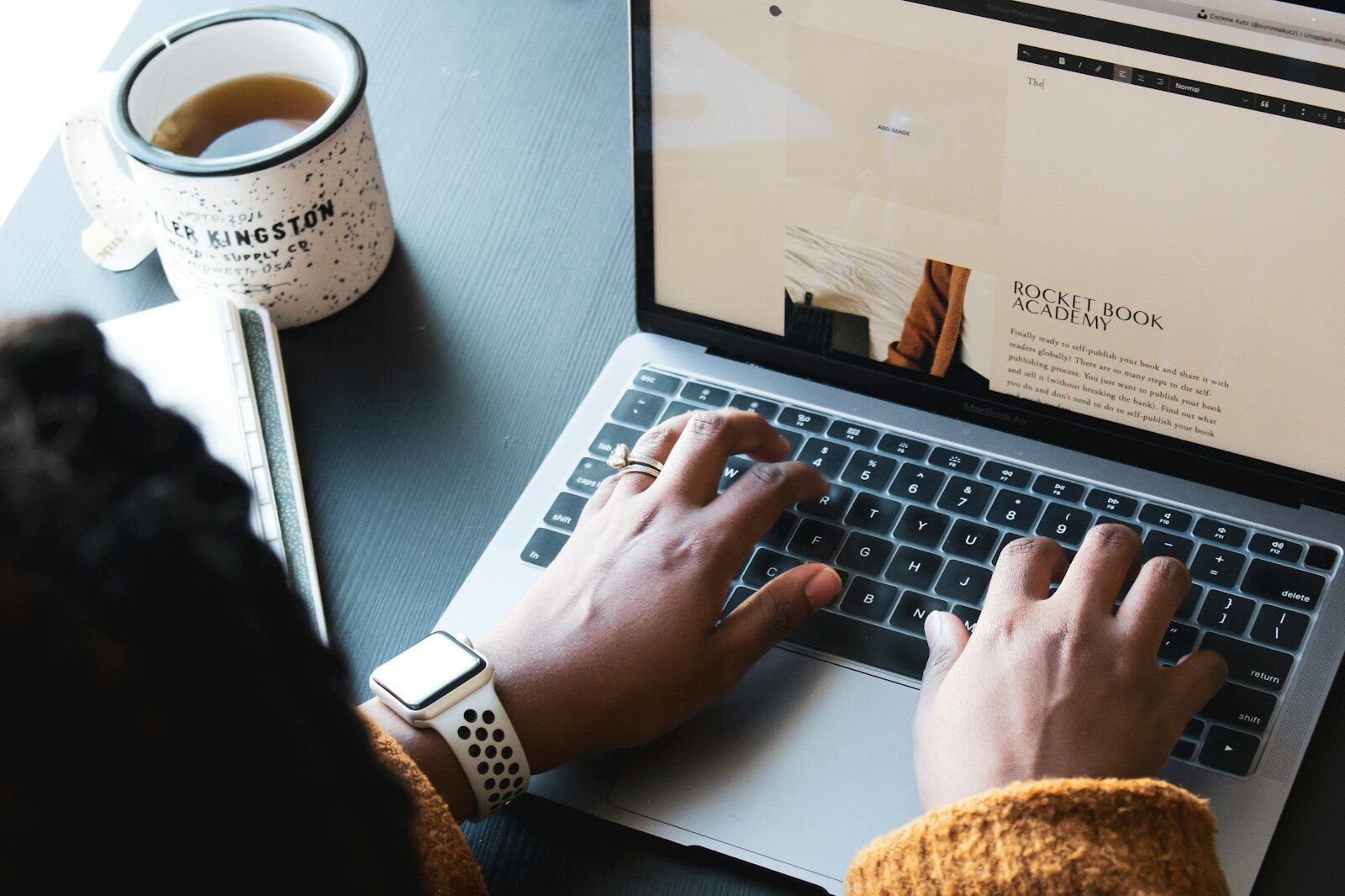 Blog kaufen 2026: Schritt-für-Schritt-Leitfaden für Unternehmer und Investoren im DACH-Raum. Von der Nischenwahl über Due Diligence bis zur Vertragsgestaltung – alles, was Sie vor dem Kauf wissen müssen.