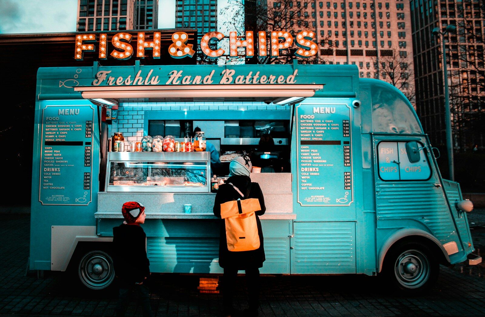 Foodtruck Geschaeftsmodell DACH 2026: Wie ein Foodtruck funktioniert, was er kostet, welche Genehmigungen noetig sind, wie man erfolgreich betreibt und wie man vom Einzel-Truck zum mobilen Catering-Unternehmen waechst – Chancen, Risiken und Potential.