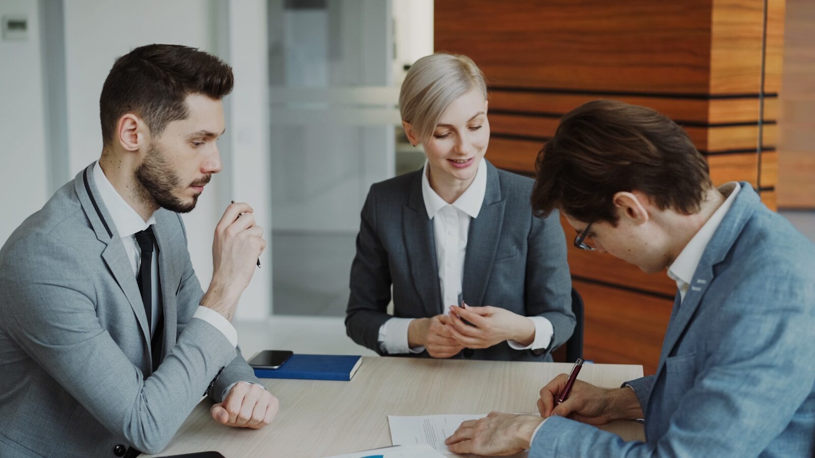 Unternehmensverkauf Preisverhandlung 2026: Bewährte Verhandlungsstrategien für Käufer und Verkäufer im DACH-Raum – von Preisanker bis Earn-out. Maximieren Sie Ihren Transaktionserfolg