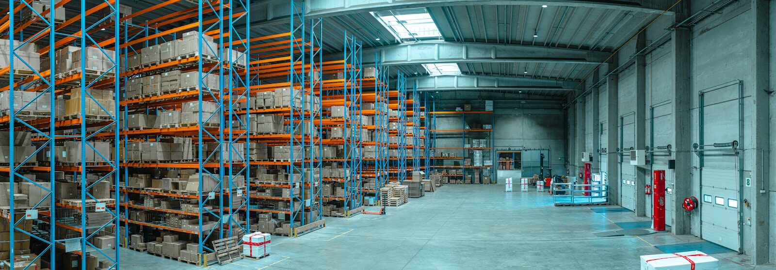 Amazon FBA erklaert 2026 DACH: Was Fulfillment by Amazon ist, wie es funktioniert, welche Kosten entstehen, welche Vorteile und Nachteile es hat und ob sich das Modell fuer Unternehmer in Deutschland, Oesterreich und der Schweiz lohnt.