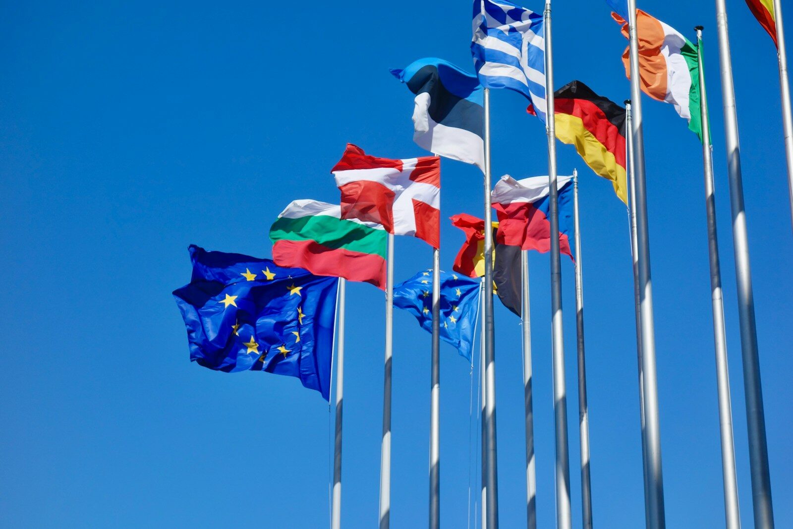 Unternehmen gruenden DACH vs Ausland 2026: Wann lohnt sich eine Gruendung in Deutschland, Oesterreich oder der Schweiz – und wann sind Estland mit e-Residency, Irland oder andere Laender sinnvoll? Chancen, Risiken und Empfehlungen fuer jeden Gruendertyp.
