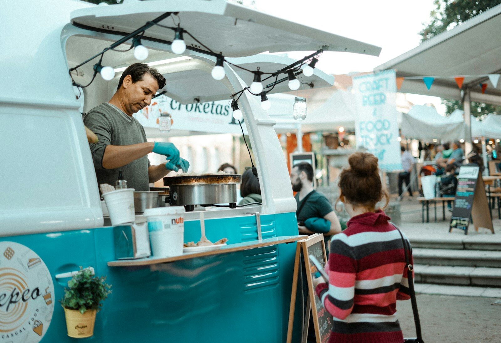 Foodtruck Geschaeftsmodell DACH 2026: Wie ein Foodtruck funktioniert, was er kostet, welche Genehmigungen noetig sind, wie man erfolgreich betreibt und wie man vom Einzel-Truck zum mobilen Catering-Unternehmen waechst – Chancen, Risiken und Potential.