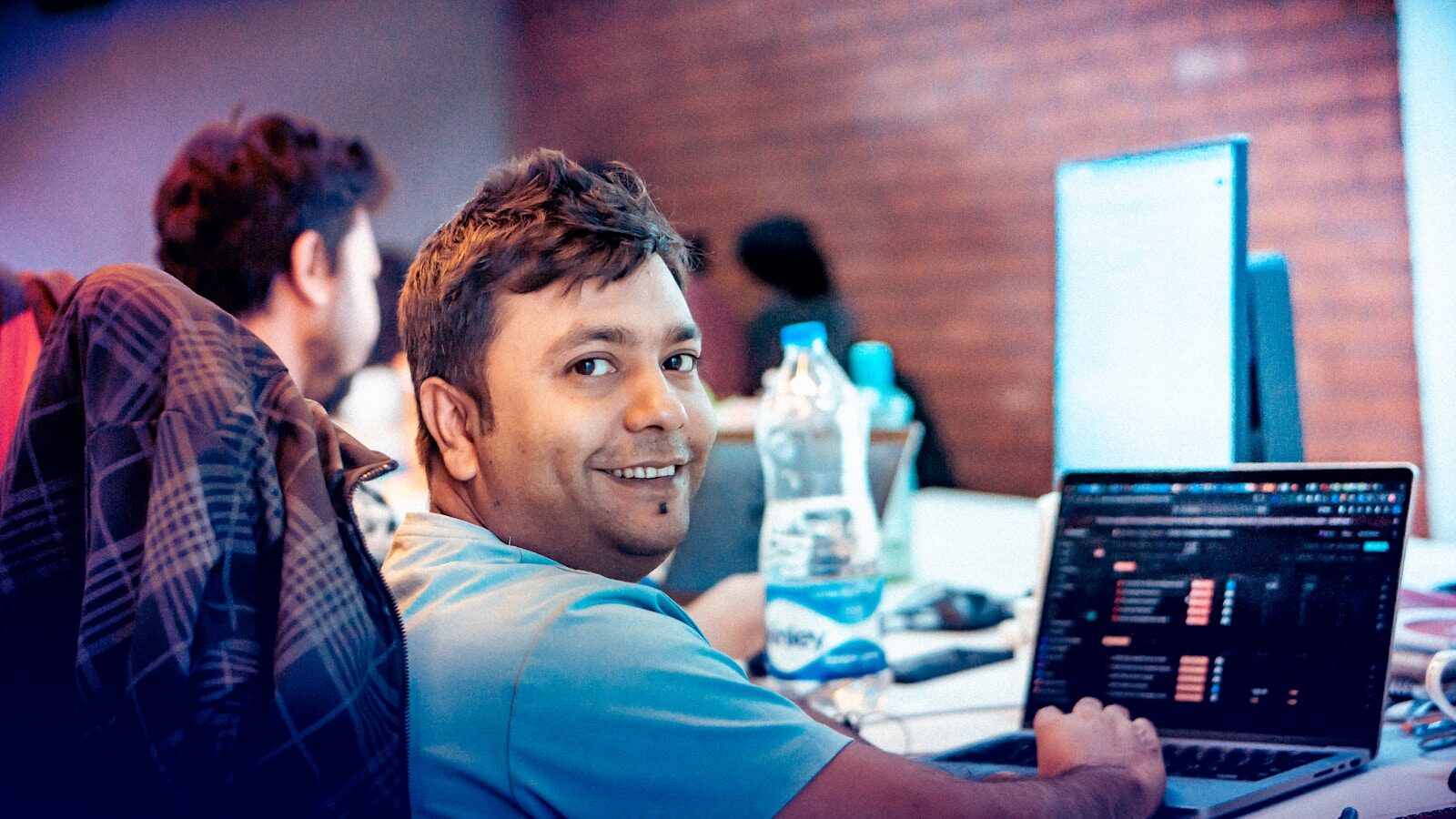 Betriebssoftware Startup DACH 2026: Welche Tools wirklich benoetigt werden, wie man teure Vendor-Lock-ins wie HubSpot vermeidet, was der US Cloud Act bedeutet und wie man mit integrierten Plattformen wie Zoho One resistent und datensouveraen aufbaut.