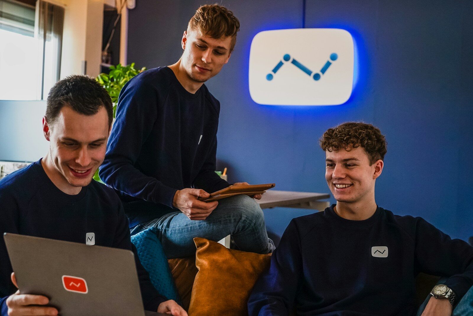 Betriebssoftware Startup DACH 2026: Welche Tools wirklich benoetigt werden, wie man teure Vendor-Lock-ins wie HubSpot vermeidet, was der US Cloud Act bedeutet und wie man mit integrierten Plattformen wie Zoho One resistent und datensouveraen aufbaut.