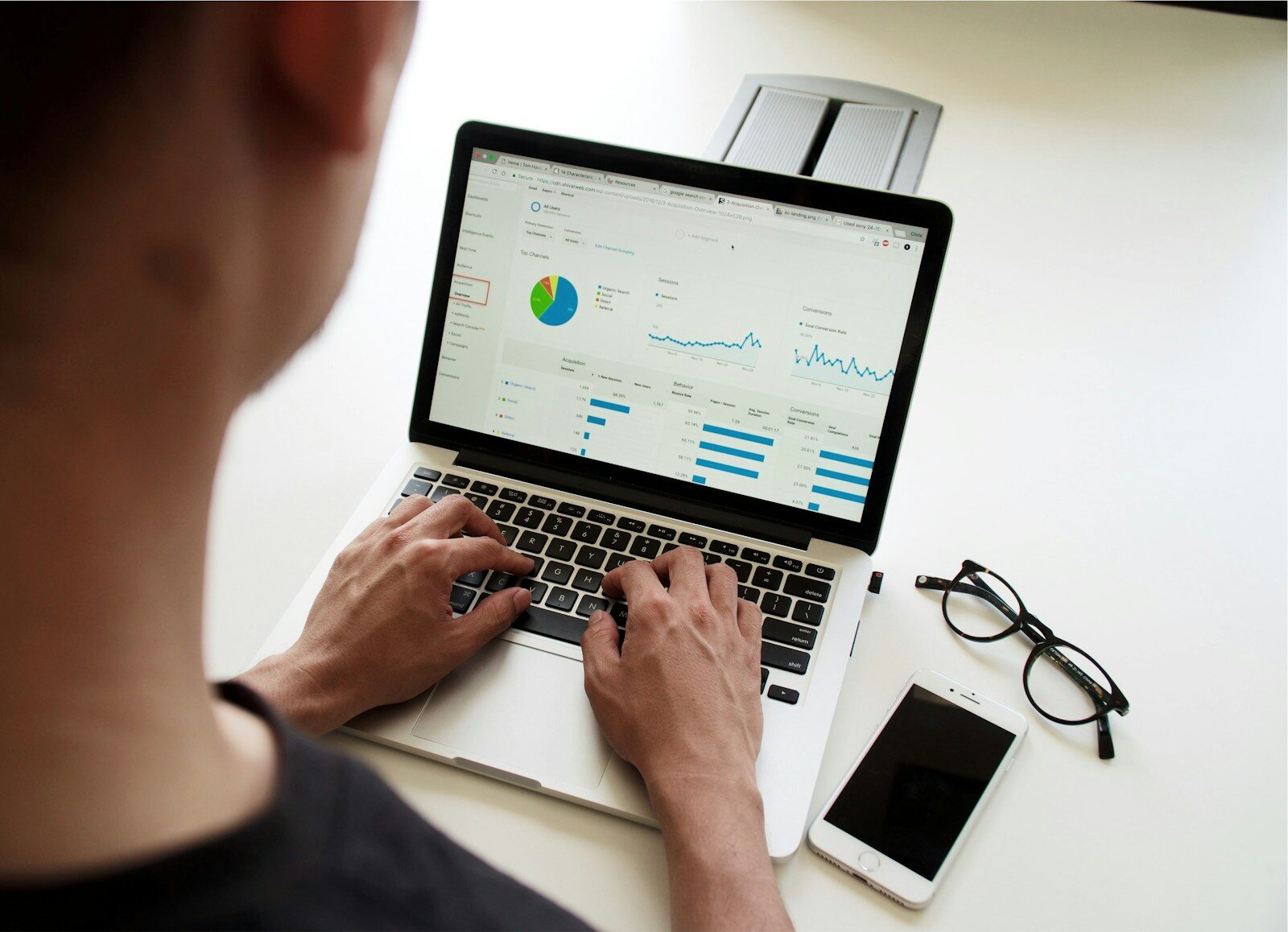 Website Wert bestimmen 2026: Wie Unternehmer und Investoren im DACH-Raum den fairen Marktwert einer Website oder eines Online-Unternehmens ermitteln – Methoden, Faktoren, Tools und Praxisbeispiele.
