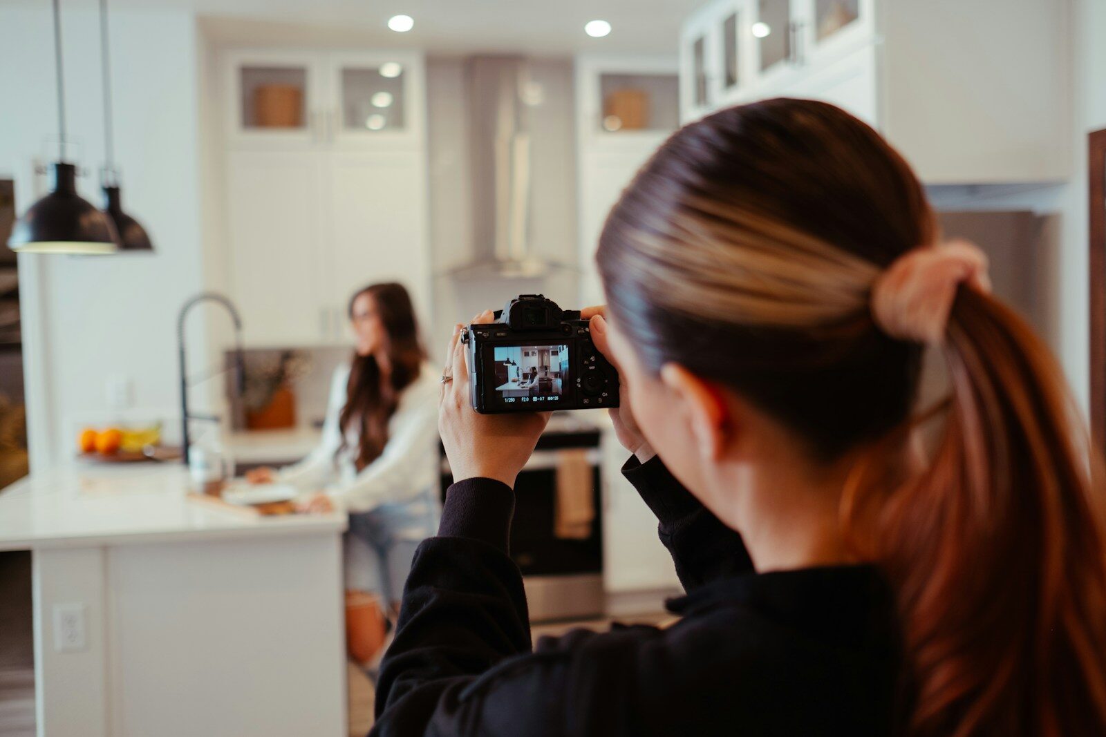Content Creator selbstaendig machen DACH 2026: Wie man als Content Creator fuer sich selbst und fuer Kunden Inhalte produziert, welche Geschaeftsmodelle funktionieren – von Social Media ueber UGC und Content Marketing bis zur eigenen Agentur.
