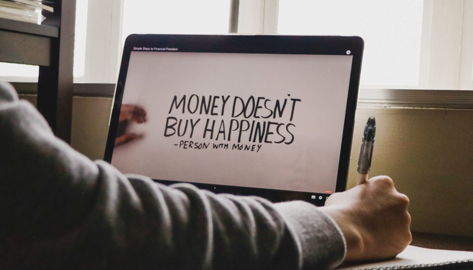 Das Online Business ist gegruendet, die ersten Kunden sind gewonnen, erste Einnahmen fliessen. Was jetzt? Dieser Moment – nach dem Erststart, aber noch weit vor dem stabilen, skalierbaren Betrieb – ist fuer viele Gruender die schwierigste Phase. Die anfaengliche Energie des Starts ist aufgebraucht. Die Routine des Wachstums muss aufgebaut werden, ohne dass ein klarer Meilenstein winkt. Wachstum in Online Businesses ist kein Zufall und kein Glueck. Es ist das Ergebnis systematischer Arbeit an den richtigen Hebeln zur richtigen Zeit. Welche Hebel das sind, haengt vom Geschaeftsmodell, der Wachstumsphase und den verfuegbaren Ressourcen ab. Ein Solopreneur im zweiten Geschaeftsjahr braucht andere Strategien als ein E-Commerce-Team mit 10 Mitarbeitern im dritten Jahr. Dieser dritte und abschliessende Artikel der Serie konzentriert sich auf das, was nach dem Start kommt: die Wachstumsstrategien, Marketingkanaele und Langfristperspektiven, die den Unterschied zwischen einem stagnierendem Hobby-Business und einem wachsenden, wertvollen Unternehmen ausmachen. Hauptteil Die fundamentale Wachstumslogik: Akquisition, Retention, Expansion Jedes Online Business wachst durch drei Grundmechanismen. Akquisition bedeutet neue Kunden gewinnen. Retention bedeutet bestehende Kunden halten. Expansion bedeutet mehr aus bestehenden Kunden herausholen (Upselling, Cross-Selling, Preiserhoehung). Ein haeufiger Fehler: Gruender konzentrieren sich fast ausschliesslich auf Akquisition – mehr Leads, mehr Trafficm mehr Neukunden. Dabei ist Retention oft die wirtschaftlich attraktivere Investition. Einen bestehenden Kunden zu halten kostet 5 bis 7 Mal weniger als einen neuen zu gewinnen. Und ein treuer Stammkunde kauft mehr, empfiehlt weiter und ist resistenter gegen Konkurrenz. Im DACH-Markt, wo Vertrauen eine besonders hohe kulturelle Bedeutung hat, ist Kundenbindung noch wichtiger als in anderen Kulturen. Organisches Wachstum durch SEO und Content Marketing Search Engine Optimization (SEO) ist der maeachtigste organische Wachstumsmotor fuer Online Businesses im DACH-Markt. Wer fuer relevante Suchanfragen in Google weit oben erscheint, empfaengt Kunden, die aktiv nach einer Loesung suchen – ein Traffic-Kanal ohne laufende Werbekosten. Fuer DACH-Online-Businesses ist deutschsprachige SEO-Optimierung besonders attraktiv: Weniger Konkurrenz als im Englischen, praezisere Zielgruppe und ein lokaler Vertrauensbonus. Grundlagen der SEO-Strategie fuer Online Businesses: Keyword-Recherche (mit Tools wie Sistrix fuer DACH, Ahrefs oder SEMrush) identifiziert, welche Begriffe Ihre Zielgruppe sucht. Onpage-Optimierung stellt sicher, dass Ihre Seiten technisch einwandfrei, schnell und inhaltlich tief sind. Backlink-Aufbau (Verlinkungen von anderen Websites auf Ihre) staerkt Ihre Domain-Autoritaet. Lokale SEO ist besonders relevant fuer Unternehmen mit regionalem Bezug. Content Marketing ergaenzt SEO: Regelmaessig publizierte, tiefe und hilfreiche Inhalte (Blog-Artikel, Guides, Videos) bauen ueber Zeit ein organisches Publikum auf. Der Schluessel: Qualitaet und Relevanz fuer eine klar definierte Zielgruppe sind wichtiger als Volumen. Ein sehr guter Artikel pro Monat uebertrifft zehn oberflaechliche. E-Mail Marketing: Der rentabelste digitale Marketing-Kanal E-Mail Marketing hat den hoechsten Return on Investment aller digitalen Marketing-Kanaele: Studien zeigen ROI-Werte von 30 bis 40 EUR pro investiertem Euro. Fuer DACH-Online-Businesses ist E-Mail noch attraktiver als in vielen anderen Maerkten, weil DACH-Konsumenten E-Mail als primaeren Information- und Beziehungskanal schaetzen. Die Grundstrategien fuer wirksames E-Mail Marketing: Liste mit hochwertigem Opt-in-Anreiz aufbauen (kostenloses Guide, Checkliste, Mini-Kurs oder Discount als Anreiz zur Anmeldung). Willkommensserie als erste Beziehungsaufbausequenz (3 bis 5 E-Mails, die neuen Abonnenten erklaeren, wer Sie sind, was Sie bieten und wie Sie helfen koennen). Regelmaessige Newsletter, die Wert liefern (Insights, Tips, Branchenneuigkeiten) und nicht nur verkaufen. Segmentierung (nach Kaufhistorie, Interessen oder Phase im Kundenprozess) ermoglicht personalisiertere Kommunikation. Automated Sequences fuer spezifische Trigger (nach Kauf, nach Inaktivitaet, nach Download eines spezifischen Contents). Bezahltes Marketing: Facebook Ads, Google Ads und Alternativen Bezahlte Werbung (Paid Advertising) bietet sofortige Reichweite – aber zu einem Preis. Der Hauptvorteil: Skalierbarkeit und Geschwindigkeit. Der Hauptnachteil: Wenn Sie die Werbung abschalten, stoppt der Traffic. Bezahltes Marketing sollte komplementaer zu organischen Kanaelen, nicht als Ersatz eingesetzt werden. Google Ads eignet sich besonders fuer Menschen, die aktiv nach einer Loesung suchen (High-Intent-Traffic). Fuer E-Commerce und Service-Businesses mit klar definierten Keywords ist Google Ads oft die erste Wahl fuer bezahlten Traffic. Meta Ads (Facebook und Instagram) eignet sich fuer die Ansprache von Personen, die noch nicht aktiv suchen, aber in die Zielgruppe passen (Interest-based Targeting). Gut geeignet fuer Bekanntheitssteigerung und Publikumsaufbau. LinkedIn Ads sind besonders relevant fuer B2B-Online-Businesses, die Entscheidungstraeger in Unternehmen ansprechen wollen – teurer als Meta, aber praeziser in der Zielgruppenansprache. Fuer DACH-Online-Businesses gilt: Beginnen Sie mit kleinen Testbudgets (100 bis 500 EUR), bevor Sie skalieren. Bezahlte Werbung funktioniert nur nachhaltig, wenn die Unit Economics stimmen – das heisst, wenn der Customer Acquisition Cost (CAC) deutlich unter dem Customer Lifetime Value (CLV) liegt. Social Media Strategisch nutzen: Ohne in der Aufmerksamkeitsfalle zu verschwinden Social Media ist fuer viele Online Businesses ein wichtiger Kanal – aber auch einer der zeitintensivsten und am schwersten messbaren. Die nuechterne Realitaet 2026: Organische Reichweite auf den meisten Plattformen ist eingeschraenkt. Nur LinkedIn, YouTube und (in Nischen) TikTok bieten noch nennenswertes organisches Wachstum fuer Business-Inhalte. Empfehlenswerte Social-Media-Strategie fuer DACH-Online-Businesses: Fokussieren Sie sich auf einen oder maximal zwei Plattformen, die Ihre Zielgruppe tatsaechlich nutzt. Fuer B2B: LinkedIn ist Pflicht. Fuer Consumer-B2C: Instagram oder TikTok je nach Zielgruppe. Fuer wissensschwere Inhalte: YouTube (langlebige Inhalte, guter SEO-Effekt). Nutzen Sie Social Media als Eingangstor, nicht als Ziel: Das Ziel ist, Social-Media-Follower in E-Mail-Abonnenten oder direkte Kunden zu konvertieren, nicht Follower-Zahlen zu maximieren. Frequenz und Konistenz schlagen Perfektion: Ein Post pro Woche, der konsistent ueber ein Jahr veroeffentlicht wird, ist wertvoller als ein viraler Beitrag und dann Schweigen. Das Produkt-Portfolio erweitern: Vom Single Product zum wertvollen Business Die meisten Online Businesses starten mit einem Produkt oder einer Dienstleistung. Langfristig kommt das Wachstum oft durch die Erweiterung des Portfolios: aufwaerts (hoeherwertiger Premium-Angebot fuer beste Kunden), abwaerts (niedrigschwelliger Einstieg fuer neue Kundengruppen) oder horizontal (Ergaenzungsprodukte fuer bestehende Kunden). Im Service-Business ist Productization eine besonders wirkungsvolle Strategie: Wiederkehrende Dienstleistungen werden in ein standardisiertes Paket mit klaren Deliverables, klarem Preis und klarem Prozess umgewandelt – das reduziert Verkaufsdauer, erlaubt Delegation und erhoeet die Margen. Im E-Commerce fuhren Produkterweiterungen (neue Varianten, Bundles, Komplementaerprodukte) und Cross-Selling an bestehende Kunden haeufig zu einem ueberproportionalen Umsatzwachstum bei unterdurchschnittlich steigenden Marketingkosten. Im Content- und Creator-Business ist die Produktleiter (von kostenlosen Inhalten zu bezahlten Newslettern, Online-Kursen, 1:1-Coachings und exklusiven Communities) ein bewaehrtes Wachstumsmodell. Automatisierung und KI als Wachstumshebel 2026 ist KI-gestuetzte Automatisierung kein Vorteil mehr fuer Frueheinsteiger, sondern Grundvoraussetzung fuer wettbewerbsfaehige Online Businesses. Konkrete Automatisierungsbereiche fuer Online Businesses: E-Mail-Marketing-Sequenzen (Willkommens-E-Mails, Follow-ups, Reaktivierungssequenzen), Kundenservice (FAQ-Chatbots, automatische Antworten auf Standardanfragen), Content-Produktion (KI-gestuetze Erstversionen von Blog-Artikeln, Social-Media-Texten, Produktbeschreibungen), Buchhaltung und Reporting (automatisierte Rechnungsstellung, KPI-Dashboards) sowie Social-Media-Scheduling (Tools wie Buffer, Hootsuite oder Publer). Wichtig: Automatisierung ersetzt nicht Kreativitaet und Strategie. Die effektivste Nutzung von KI und Automatisierung zielt darauf ab, routinemaessige, wiederholbare Aufgaben vom Menschen-Gehirn zu entlasten – damit mehr Zeit und Energie fuer strategische Entscheidungen, Kundenbeziehungen und kreative Entwicklung verbleiben. Die Langfriststrategie: Exit-Readiness und Unternehmensaufbau Das groesste Unterscheidungsmerkmal zwischen einem Online-Hobby und einem Online-Business ist die bewusste Planung der Langzeitstrategie. Fuer manche Gruender ist das Ziel ein Lebensunterhalt-sicherndes Solo-Business ohne Exit. Fuer andere ist das Ziel der Aufbau eines verkaufbaren Assets. Beide Ziele sind valide – aber sie erfordern unterschiedliche Entscheidungen von Anfang an. Ein Exit-faehiges Online Business braucht: dokumentierte Prozesse und SOPs, nicht personengebundenen Traffic und Umsatz, diversifizierte Einnahme- und Traffic-Quellen, saubere Finanzbuchhaltung mit nachvollziehbarem SDE oder EBITDA sowie eine eigene Marke, die unabhaengig vom Gruender existiert. Im DACH-Markt werden Online Businesses – je nach Geschaeftsmodell und Profitabilitaet – mit SDE-Multiplikatoren von 2 bis 5x bewertet (fuer E-Commerce und Content-Businesses) oder mit ARR-Multiplikatoren von 4 bis 10x (fuer SaaS). Wer sein Business von Anfang an mit Exit-Bewusstsein fuehrt, trifft bessere operative Entscheidungen – unabhaengig davon, ob er jemals tatsaechlich verkauft. FAQ – Haeufig gestellte Fragen 1. Welcher Marketing-Kanal bringt den schnellsten ROI fuer ein neues Online Business? Fuer eine unmittelbare Wirkung: Google Ads fuer High-Intent-Suchen (Menschen, die aktiv nach Ihrer Loesung suchen) und E-Mail-Marketing (wenn bereits eine kleine Liste vorhanden ist). Fuer nachhaltiges Wachstum ohne laufende Werbeausgaben: SEO und Content Marketing, die aber 6 bis 18 Monate brauchen, bis sie messbare Ergebnisse liefern. Die ideale Strategie kombiniert beides: bezahlte Kanaele fuer sofortigen Traffic und erste Kunden, organische Kanaele fuer langfristigen, kostenguenstigen Trafficaufbau. 2. Wie viel Budget sollte ich fuer Marketing einplanen? In der Fruehphase (Monate 1 bis 6): Investieren Sie primaer Zeit statt Geld. Netzwerken, Direktakquise, organische Social-Media-Praesenz und Referral-Marketing sind kostenguenstig und fuer den Einstieg effektiver als bezahlte Werbung. Sobald ein replizierbareres Produkt und erste Conversion-Daten vorhanden sind: 20 bis 30 Prozent des Umsatzes als Marketing-Budget ist im E-Commerce und SaaS-Bereich typisch. Fuer professionelle Service-Businesses oft weniger – hier ist Reputation und Empfehlung oft wichtiger als Paid Marketing. 3. Wie kann ich als Solo-Unternehmer skalieren, ohne ein Team einzustellen? Vier Hebelarten fuer Solo-Unternehmer: Erstens Produktisierung (Services in Pakete umwandeln, die weniger individuelle Zeit erfordern). Zweitens digitale Produkte (Kurse, E-Books, Templates, die einmal erstellt und beliebig oft verkauft werden). Drittens Automatisierung (E-Mail-Marketing, Kundenservice, Berichterstattung). Viertens Freelancer und Agenturen fuer spezifische Tasks (statt Vollzeit-Mitarbeiter). Ab einem Umsatz von 5.000 bis 8.000 EUR monatlich lohnt sich in der Regel die erste Freelancer-Zusammenarbeit. 4. Wann ist der richtige Zeitpunkt, in ein Online Business Vollzeit zu wechseln? Als grobe Faustregel: Wenn Ihr Online Business konsistent 70 bis 80 Prozent Ihres aktuellen Netto-Gehalts erwirtschaftet und dieser Trend mindestens 3 aufeinanderfolgenden Monate anhaelt, ist der Vollzeitwechsel realistisch planbar. Bereiten Sie sich auf 6 bis 12 Monate mit reduziertem Einkommen vor – und halten Sie einen entsprechenden Liquiditaetspuffer. Wechseln Sie nicht, wenn das Einkommen noch stark schwankt oder wenn keine klare Wachstumsdynamik sichtbar ist. 5. Was macht ein Online Business im DACH-Raum langfristig wertvoller? Wertsteigernde Faktoren in DACH-Online-Businesses sind: erstens wiederkehrendes Umsatz-Modell (Abonnements schlagen Einmalzahlungen in der Bewertung), zweitens Inhaberunabhaengigkeit (das Business laeuft ohne taeeglichen Einsatz des Gruenders), drittens diversifizierter Traffic (kein Einzelkanal-Risiko), viertens starke Marke und loyale Community (Kundenbeziehungen als immaterieller Wert) sowie fuenftens DSGVO-saubere Datenstruktur und Kundendaten-Eigentuemerschaft. Diese Faktoren erhoehen nicht nur den Exit-Wert, sondern machen das Business auch resilienter gegen Marktveraenderungen und Plattformabhaengigkeiten.