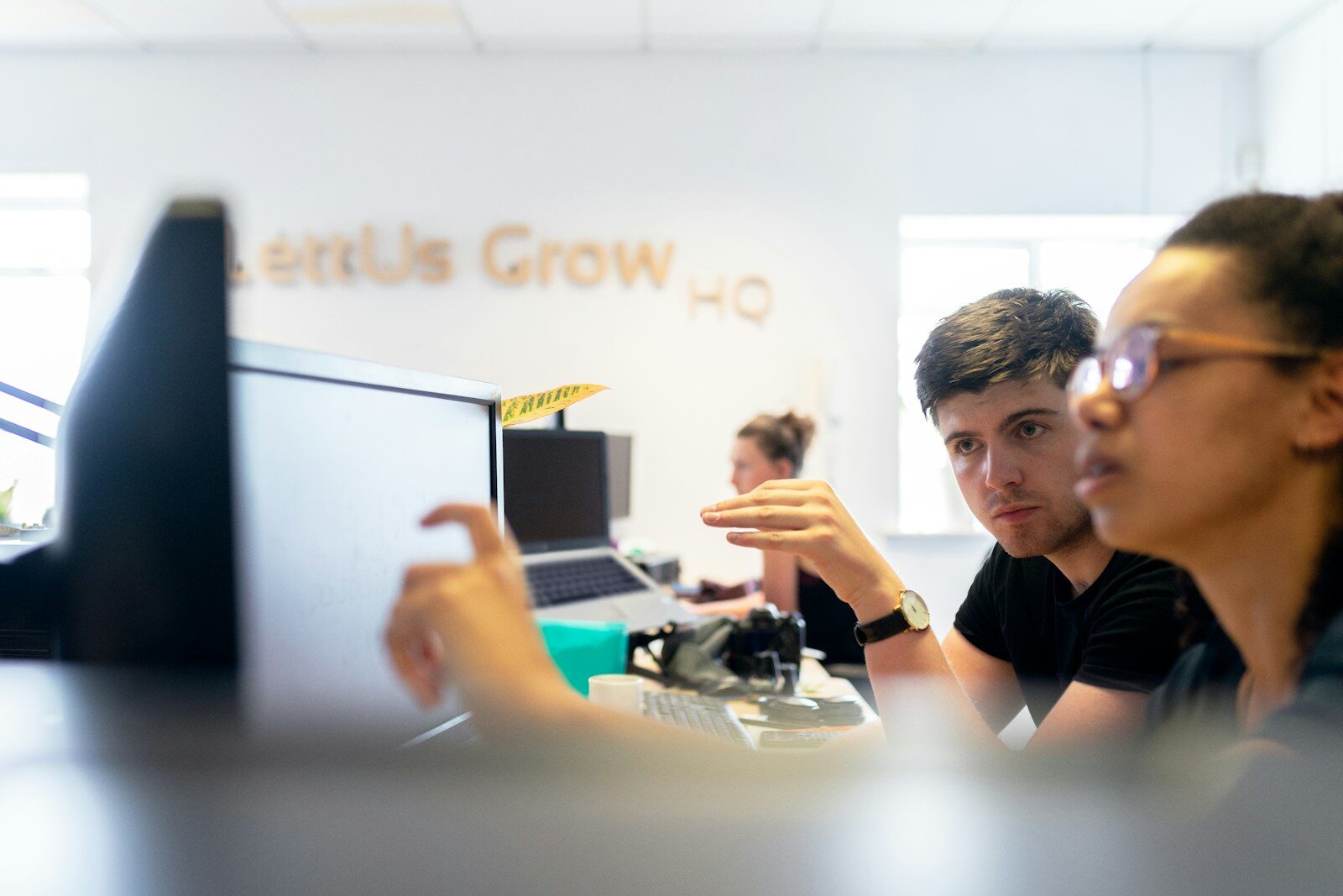 Betriebssoftware Startup DACH 2026: Welche Tools wirklich benoetigt werden, wie man teure Vendor-Lock-ins wie HubSpot vermeidet, was der US Cloud Act bedeutet und wie man mit integrierten Plattformen wie Zoho One resistent und datensouveraen aufbaut.