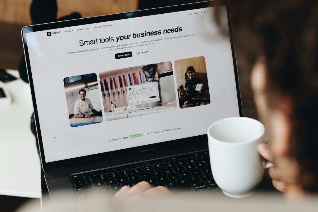 E-Commerce kaufen 2026: Nische, Wettbewerb, Lieferanten, Lagerbestand, Plattform, Marketing, Finanzen und Recht – der vollständige Käuferleitfaden für DACH-Unternehmer.